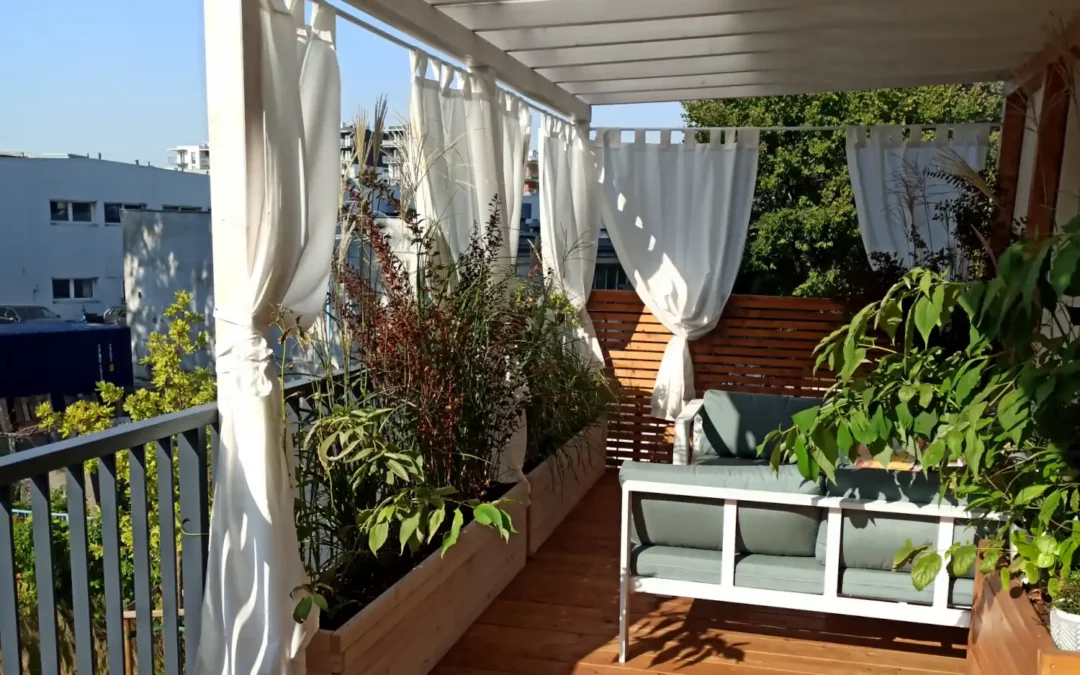 Taras przy mieszkaniu w bloku – aranżacja z deskami drewnianymi w Warszawie