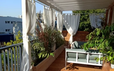 Taras przy mieszkaniu w bloku – aranżacja z deskami drewnianymi w Warszawie